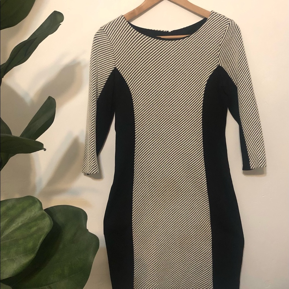 Banana Republic - black and white form fitting Dress- Size 4